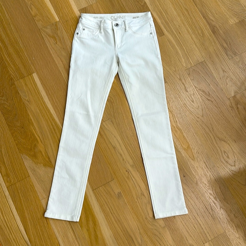 DL1961 Mid-Rise Skinny Ankle White Jean, Angel cut 4way stretch. Size 24